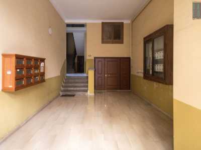 ...per accedere a un adrone che cela una bassa porta in legno